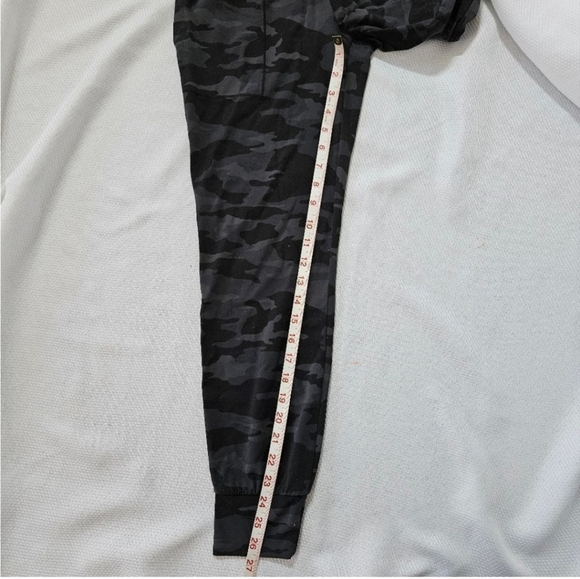 Athleta Black and Grey Camo Salutation Jogger Size XXS - Picture 5 of 5